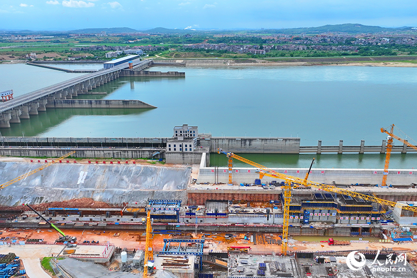 豐城市贛江龍頭山樞紐二線船閘項目工地塔吊林立，工人在進行航道船閘混凝土澆筑。人民網 朱海鵬攝