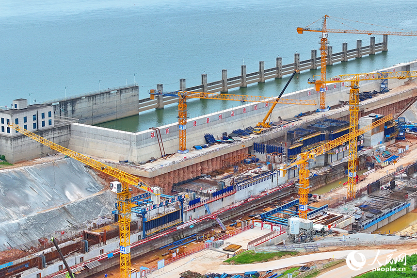 豐城市贛江龍頭山樞紐二線船閘項目工地塔吊林立，工人在進行航道船閘混凝土澆筑。人民網 朱海鵬攝