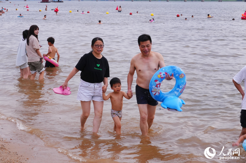 在七星灣泳場，市民游客樂享親水生活。人民網記者 毛思遠攝