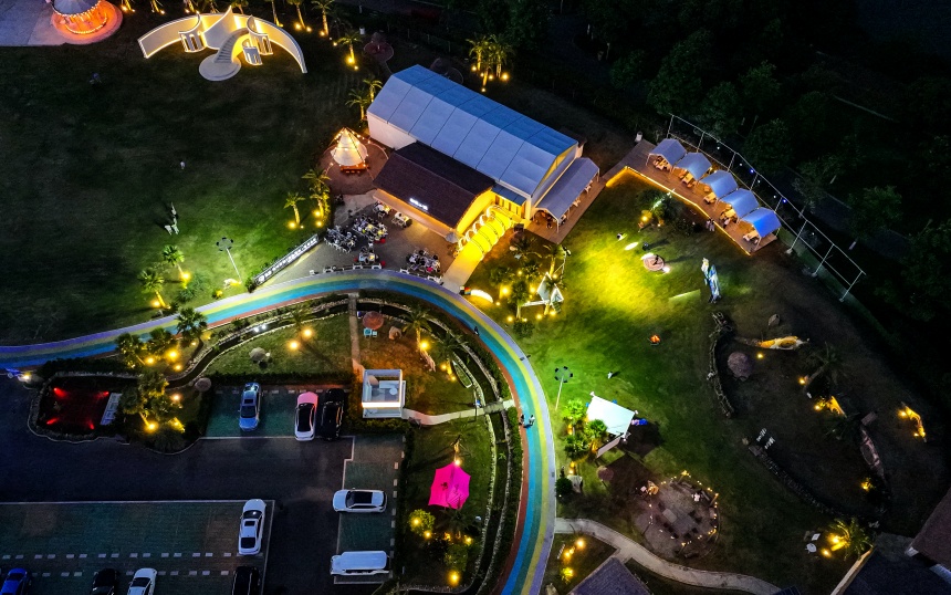 撫州市臨川區三翁花園附近的一處新建成露營基地，眾多市民游客前來游玩體驗。郭昊攝