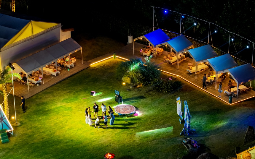 撫州市臨川區三翁花園附近的一處新建成露營基地，眾多市民游客前來游玩體驗。郭昊攝