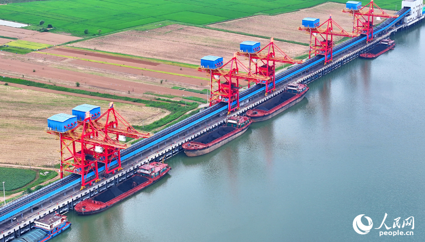 豐城港區尚莊貨運碼頭，橋吊起重機和傳輸帶將一船船電煤運往發電廠發電。人民網 朱海鵬攝