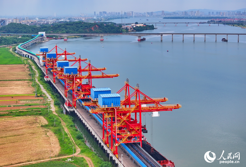豐城港區尚莊貨運碼頭，橋吊起重機和傳輸帶將一船船電煤運往發電廠發電。人民網 朱海鵬攝