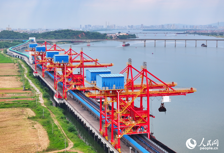 豐城港區尚莊貨運碼頭，橋吊起重機和傳輸帶將一船船電煤運往發電廠發電。人民網 朱海鵬攝