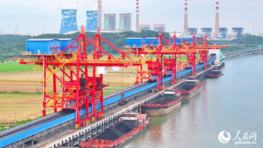 豐城港區尚莊貨運碼頭，橋吊起重機和傳輸帶將一船船電煤運往發電廠發電。人民網 朱海鵬攝