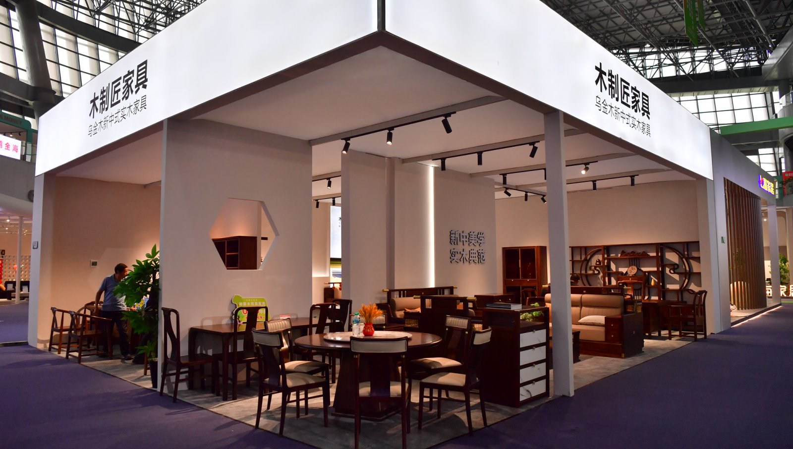 贛州南康區的家具博覽會上，參展商展出的各類家具產品。