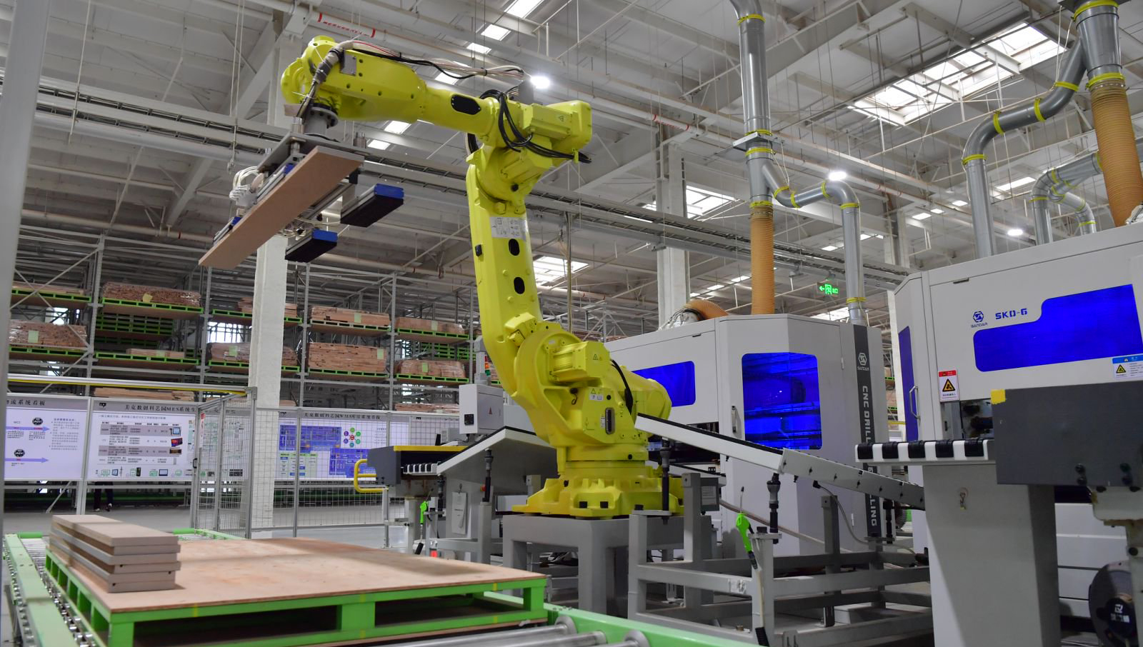 贛州南康區美克數創（贛州）家居智造有限公司內，智能機器人正在轉運物料。