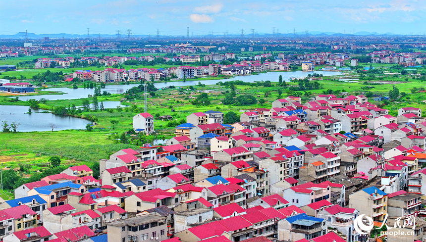 豐城市小港鎮北港村一帶，錯落分布農家房屋與田園、河塘相映成景，構成一幅水潤田疇的和美鄉村畫卷。人民網 朱海鵬攝