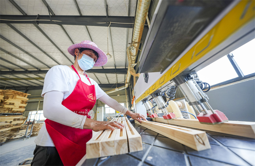 工人正在進行木材加工作業。謝東攝