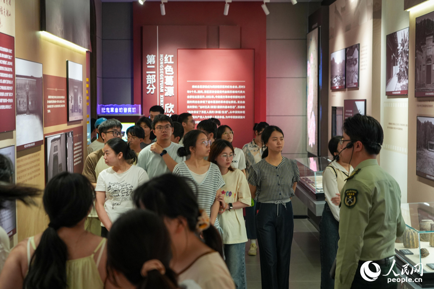 同學們參觀革命歷史遺址，領略革命文化。人民網 涂詩軒攝