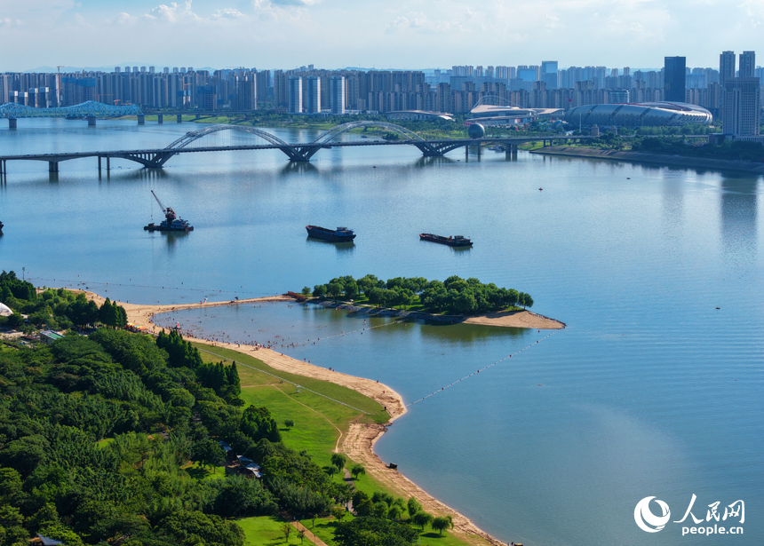 6月27日，江西省南昌市碧空如洗，臨江沙灘游人如織。人民網記者 毛思遠攝