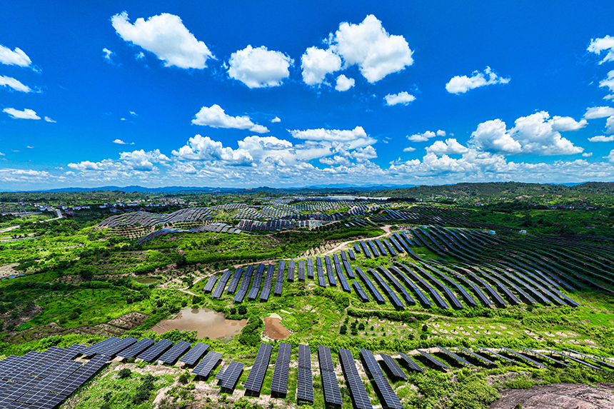 鱗次櫛比的光伏組件分布在荒山坡上，與延綿群山相映相襯，構成一道獨特的風景線。李煜祖攝