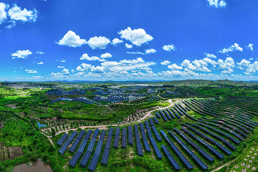 鱗次櫛比的光伏組件分布在荒山坡上，與延綿群山相映相襯，構成一道獨特的風景線。李煜祖攝