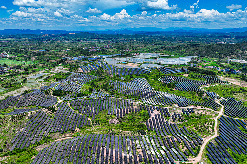 鱗次櫛比的光伏組件分布在荒山坡上，與延綿群山相映相襯，構成一道獨特的風景線。李煜祖攝