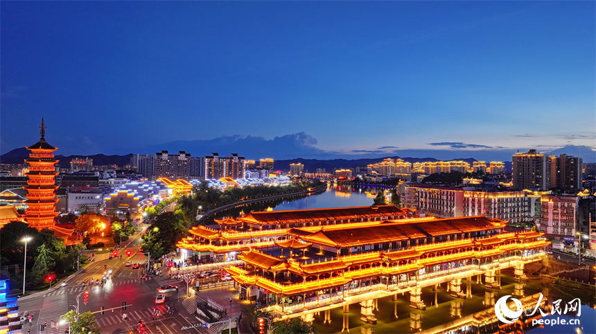 贛州市石城縣琴江鎮琴江兩岸古建筑燈光璀璨，許多游客前來觀賞古鎮夜景，品嘗夜市美食。人民網 朱海鵬攝