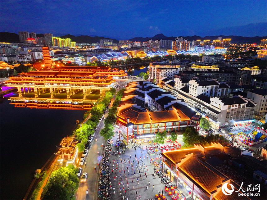 贛州市石城縣琴江鎮琴江兩岸古建筑燈光璀璨，許多游客前來觀賞古鎮夜景，品嘗夜市美食。人民網 朱海鵬攝