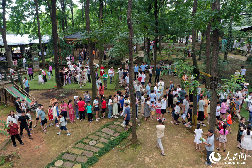 觀山鎮依托天然林地優勢，精心策劃了鄉村游園活動，吸引了眾多游客前來體驗森林野趣。人民網記者 時雨攝