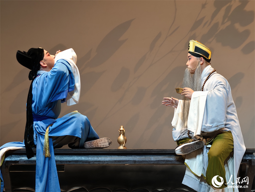 贛劇《南柯記》在南昌紅谷灘區的贛劇院大劇場上演。圖為演員傾情投入精彩演繹。人民網記者 時雨攝