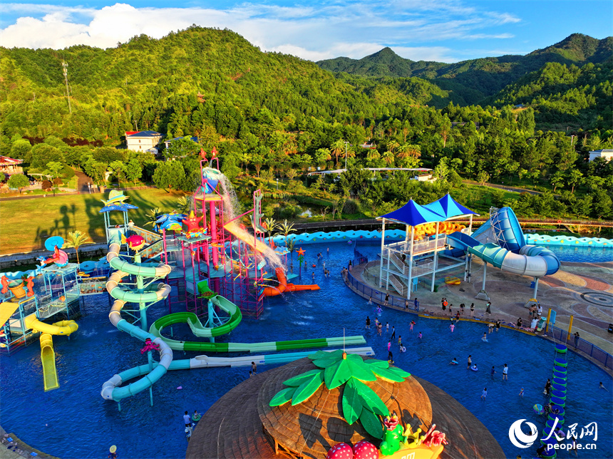 贛州市石城縣琴江鎮大畬村的一處鄉村水上樂園，不少游客少在體驗彩虹滑道、海浪池、螺旋滑梯等戲水游玩項目。人民網 朱海鵬攝