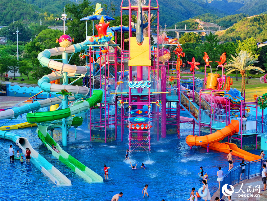 贛州市石城縣琴江鎮大畬村的一處鄉村水上樂園，不少游客少在體驗彩虹滑道、海浪池、螺旋滑梯等戲水游玩項目。人民網 朱海鵬攝