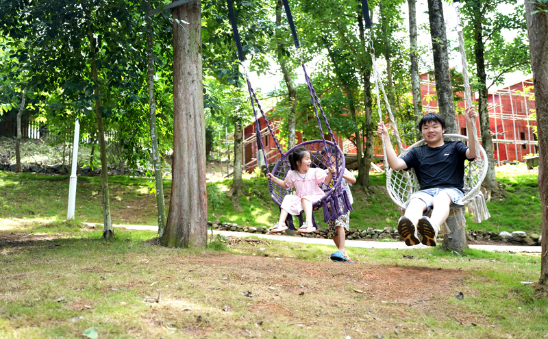 家長帶著孩子蕩秋千。鄺小文攝