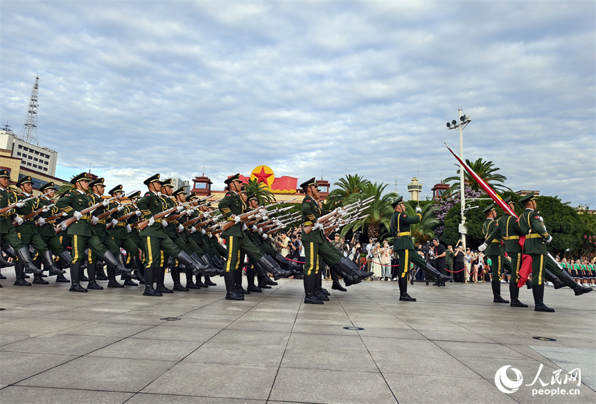 護旗方隊邁著整齊劃一、鏗鏘有力的步伐走向升旗臺。人民網記者 時雨攝