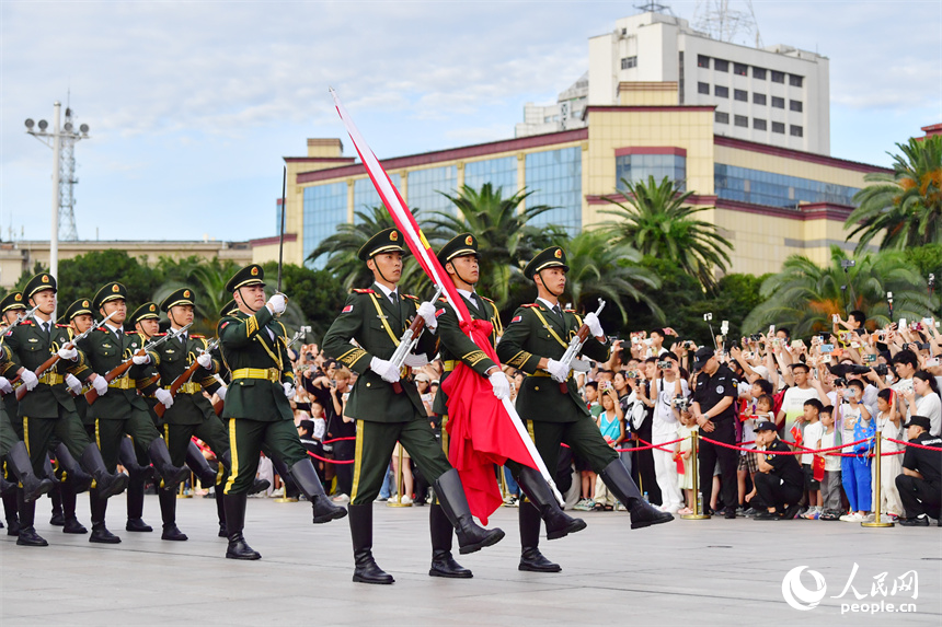 護旗方隊邁著整齊劃一、鏗鏘有力的步伐走向升旗臺。人民網記者 時雨攝