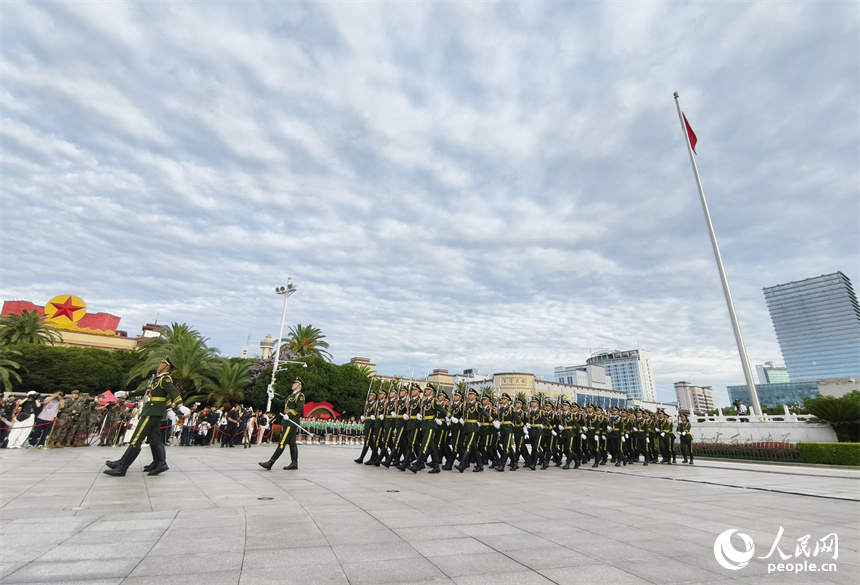 升旗結束后，護旗方隊從升旗臺走回八一南昌起義紀念塔。人民網記者 時雨攝
