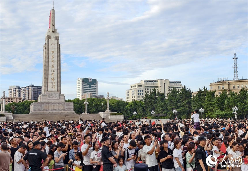 八一廣場上人山人海，大家共同見證鮮艷的國旗和朝陽一同冉冉升起。人民網記者 時雨攝