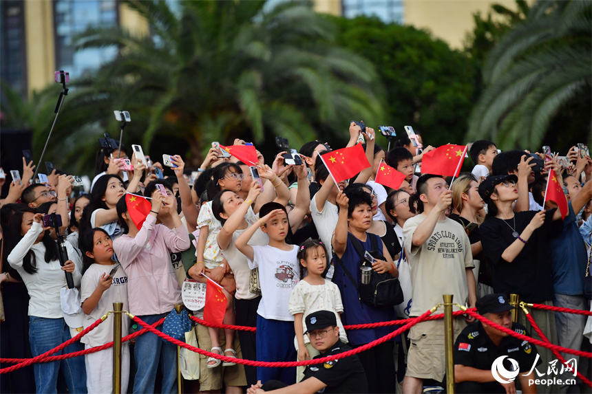 八一廣場上人山人海，大家共同見證鮮艷的國旗和朝陽一同冉冉升起。人民網記者 時雨攝