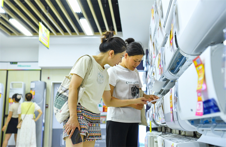 在樟樹市一家家電超市內，市民正在購買家電。 周亮攝