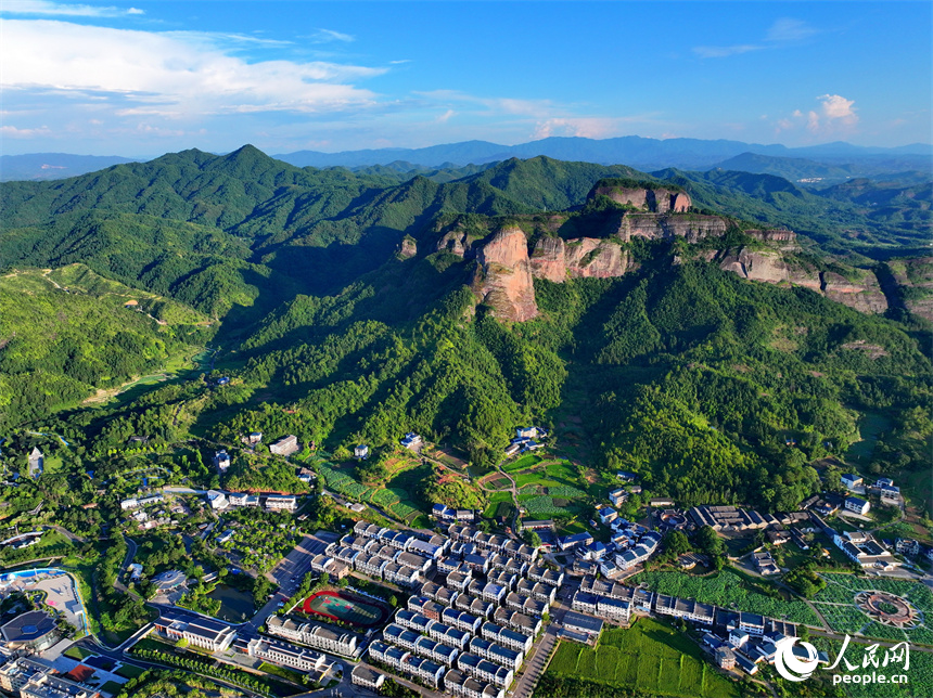贛州市石城縣琴江鎮大畬村，錯落分布的農房與蓮田、山巒、旅游公路相映成景，構成一幅綠意盎然、和美宜居的山鄉畫卷。人民網 朱海鵬攝