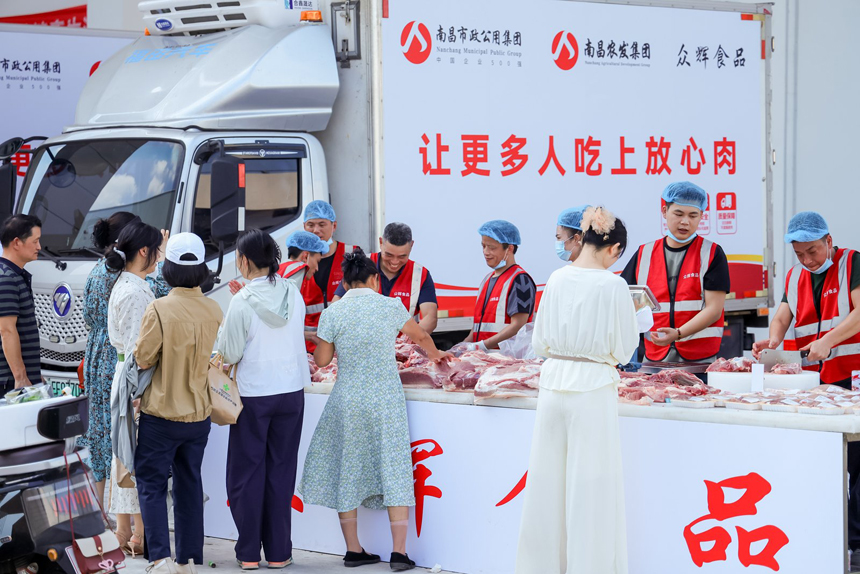 南昌洪旺智慧農批大市場開園，市民在現場選購商品。 