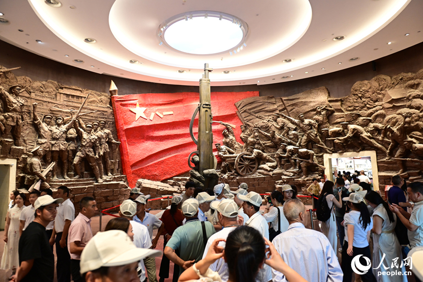 隨著暑假的到來，紅色旅游持續升溫。圖為眾多游客在南昌八一起義紀念館參觀。人民網記者 時雨攝
