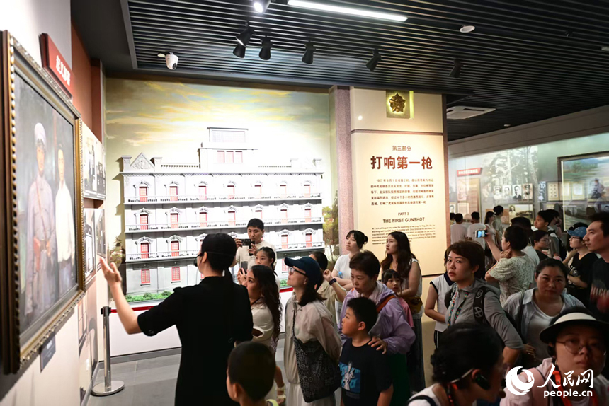 隨著暑假的到來，紅色旅游持續升溫。圖為眾多游客在南昌八一起義紀念館參觀。人民網記者 時雨攝