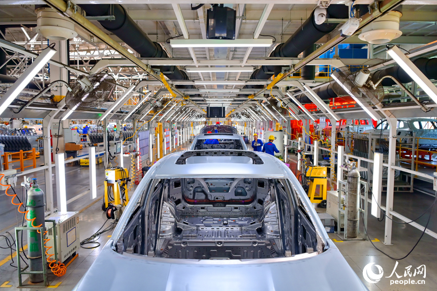 南昌市南昌縣的一家車企智能組裝車間內，工人在組裝出口東南亞、中東等國家和地區的越野汽車訂單產品。人民網 朱海鵬攝