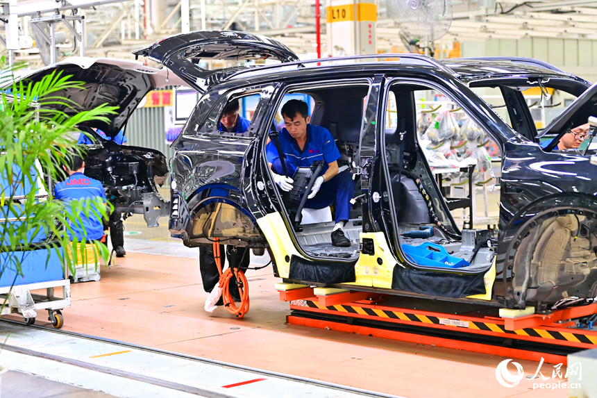 南昌市南昌縣的一家車企智能組裝車間內，工人在組裝出口東南亞、中東等國家和地區的越野汽車訂單產品。人民網 朱海鵬攝