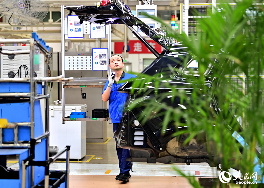 南昌市南昌縣的一家車企智能組裝車間內，工人在組裝出口東南亞、中東等國家和地區的越野汽車訂單產品。人民網 朱海鵬攝