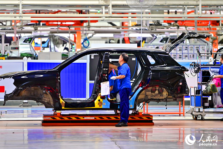 南昌市南昌縣的一家車企智能組裝車間內，工人在組裝出口東南亞、中東等國家和地區的越野汽車訂單產品。人民網 朱海鵬攝