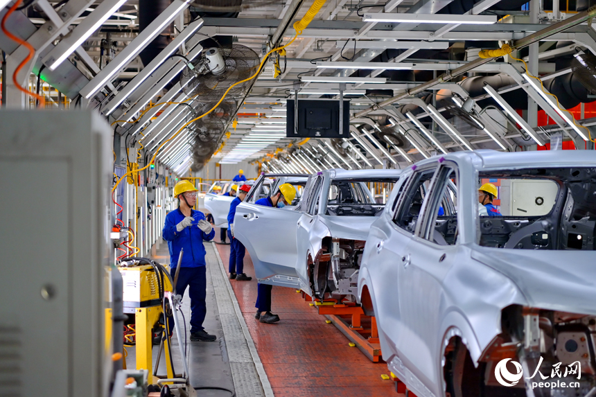 南昌市南昌縣的一家車企智能組裝車間內，工人在組裝出口東南亞、中東等國家和地區的越野汽車訂單產品。人民網 朱海鵬攝