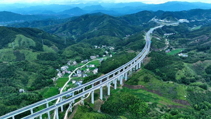 建成通車的遂大高速。李建平攝