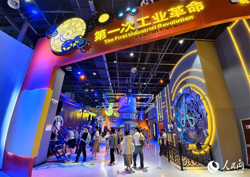 科技館在暑假期間迎來大批學生參觀。人民網記者 時雨攝