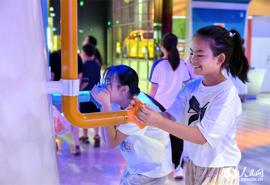 兩位小朋友正在做科學小實驗。人民網記者 時雨攝