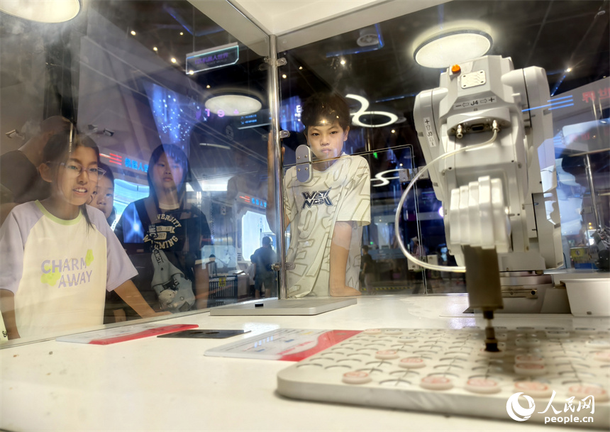 科技館內，學生們正在圍觀機器人下象棋。人民網記者 時雨攝