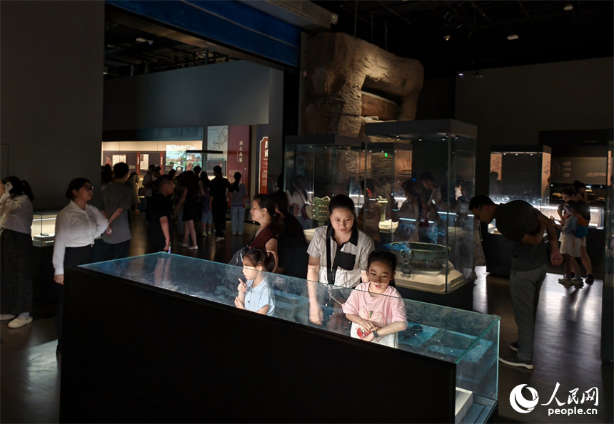 暑假期間，博物館迎來大批學生參觀者，大家近距離感受江西深厚的歷史文化底蘊。人民網記者 時雨攝
