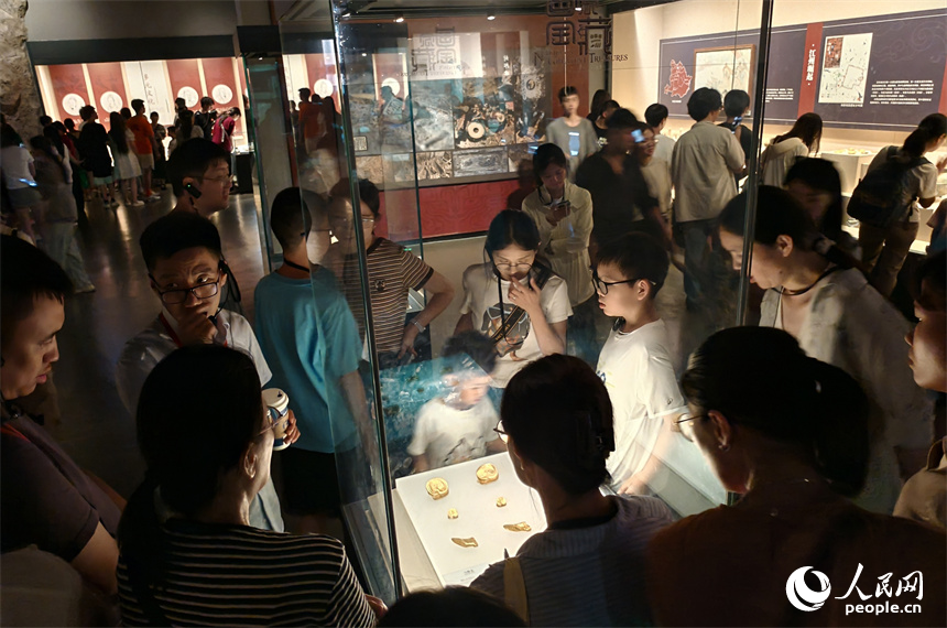 暑假期間，博物館迎來大批學生參觀者，大家近距離感受江西深厚的歷史文化底蘊。人民網記者 時雨攝