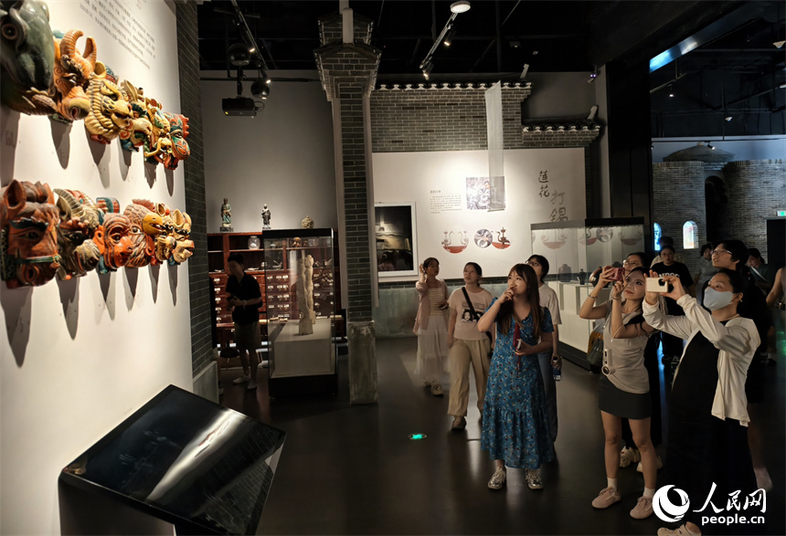 暑假期間，博物館迎來大批學生參觀者，大家近距離感受江西深厚的歷史文化底蘊。人民網記者 時雨攝