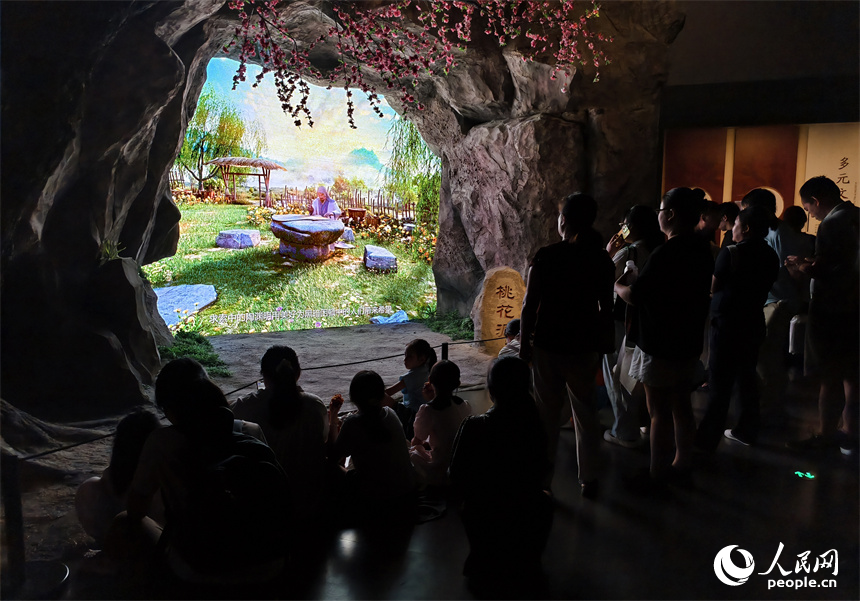 暑假期間，博物館迎來大批學生參觀者，大家近距離感受江西深厚的歷史文化底蘊。人民網記者 時雨攝