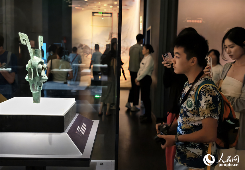 暑假期間，博物館迎來大批學生參觀者，大家近距離感受江西深厚的歷史文化底蘊。人民網記者 時雨攝