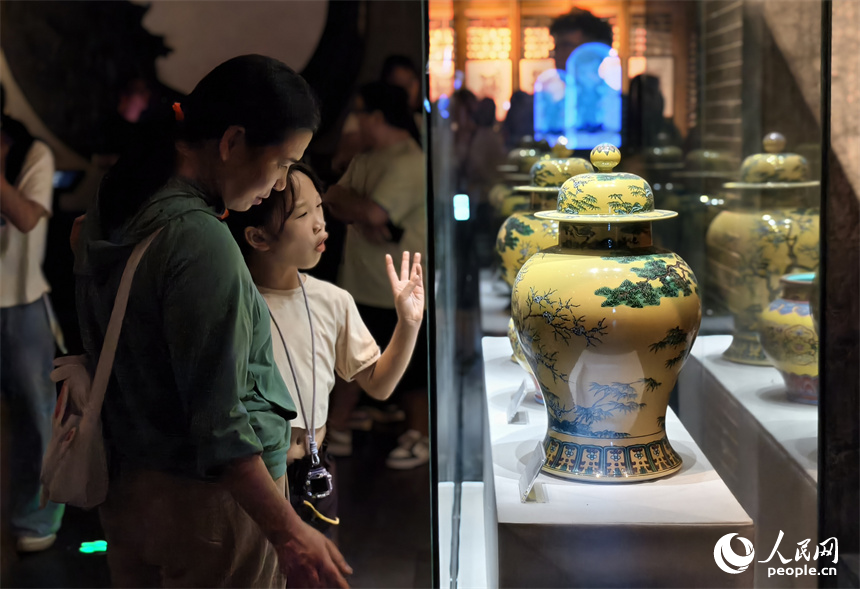 暑假期間，博物館迎來大批學生參觀者，大家近距離感受江西深厚的歷史文化底蘊。人民網記者 時雨攝